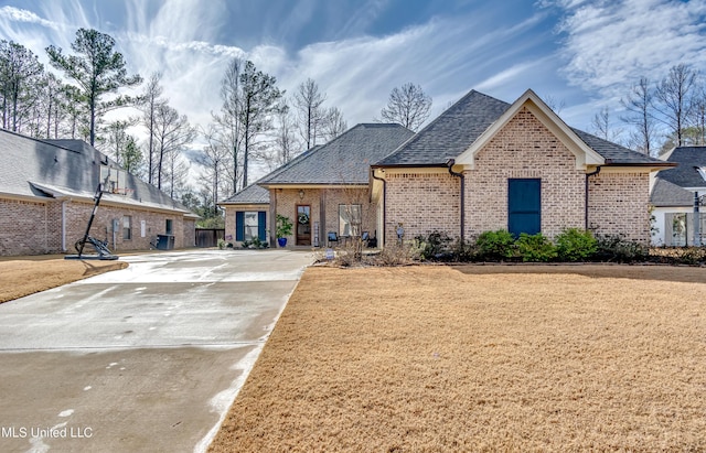 view of front facade with a front lawn