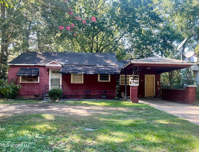 view of front of property featuring a front lawn and a carport