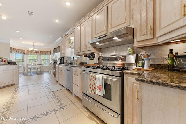 12441 Old Cypress Creek Cv, Diberville, MS 39540 - kitchen with stainless steel appliances, under cabinet range hood, a chandelier, tasteful backsplash, and light brown cabinets