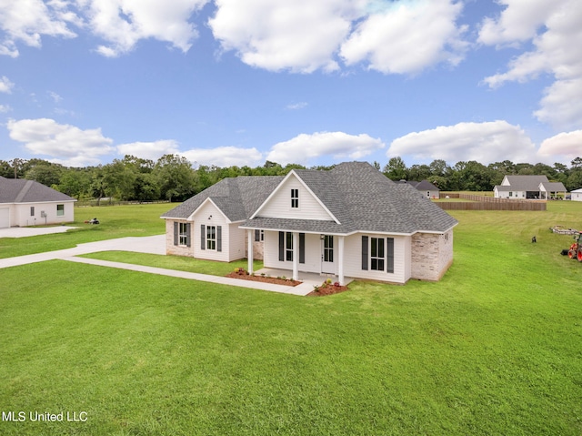 view of front of home featuring a front yard