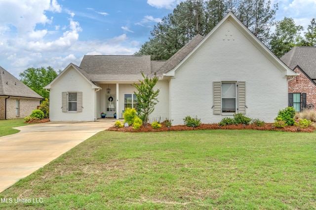 view of front facade with a front yard