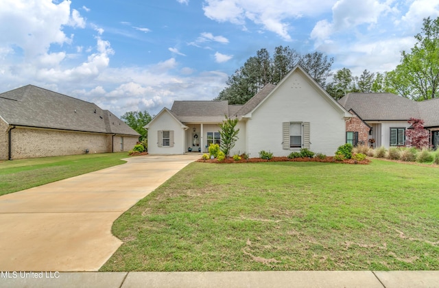 view of front facade with a front yard