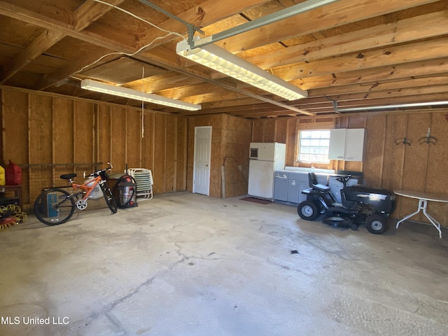 garage featuring freestanding refrigerator