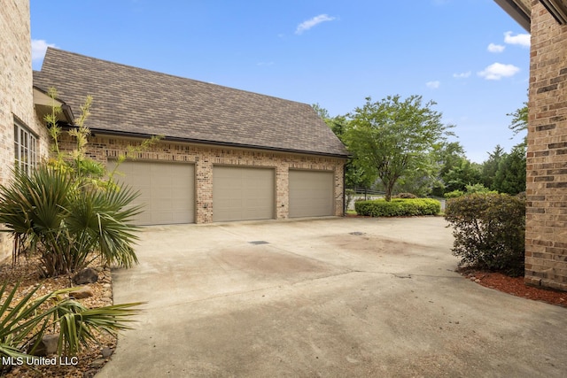 430 Johnstone Dr, Madison, MS 39110 - garage with concrete driveway