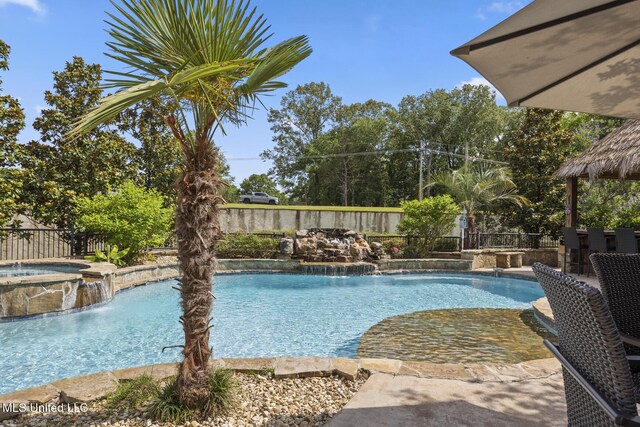 430 Johnstone Dr, Madison, MS 39110 - view of swimming pool featuring a pool with connected hot tub and a fenced backyard