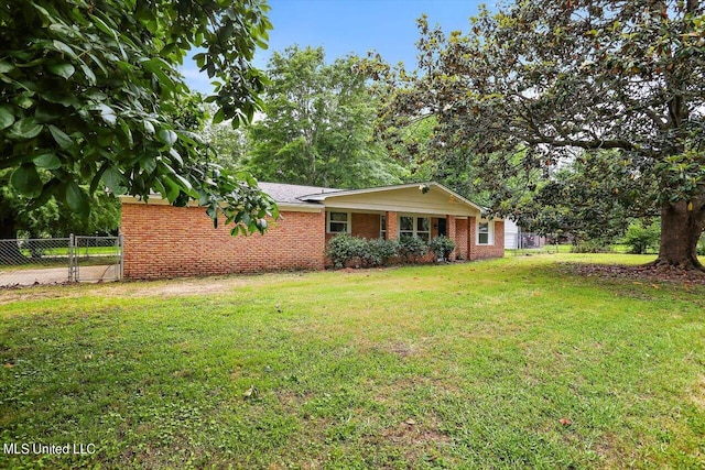 view of front of home featuring a front lawn