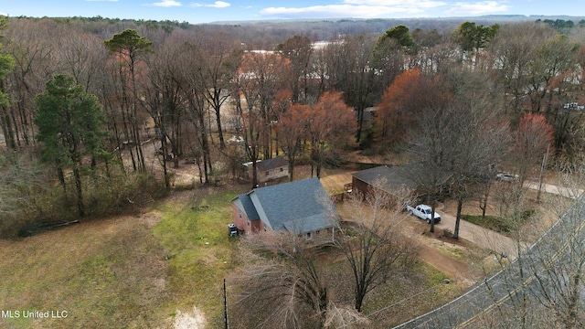 birds eye view of property featuring a forest view