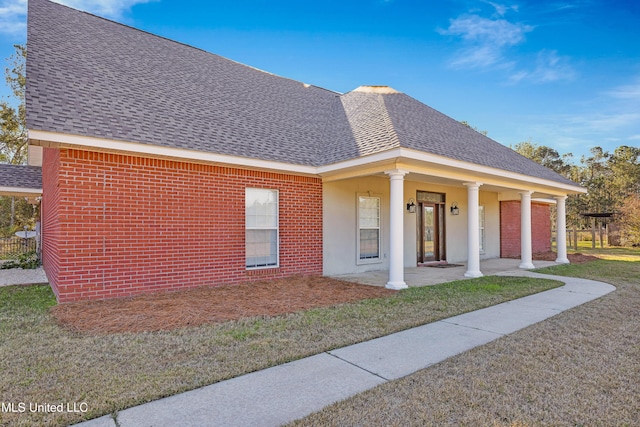 view of front of property with a porch and a front lawn