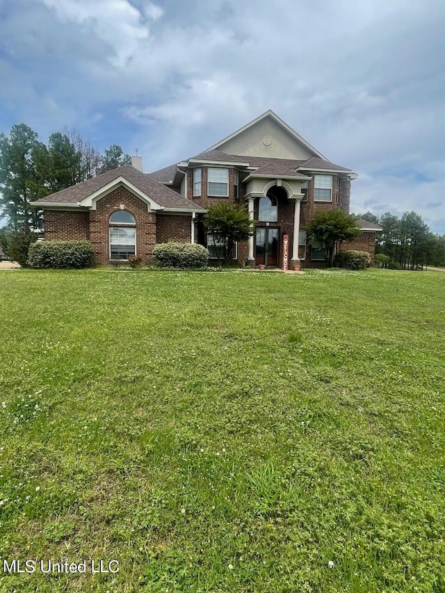 view of front of home featuring a front yard