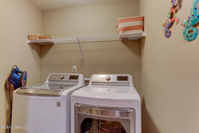 2634 Harvest Tree Dr, Southaven, MS 38672 - laundry room featuring washer and dryer