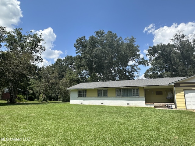 view of front of property featuring a garage and a front yard