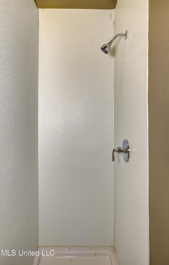 223 Second Ave, Vicksburg, MS 39183 - view of bathroom