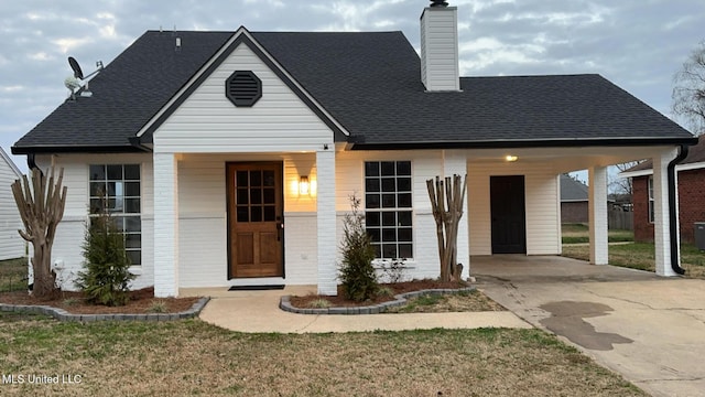 view of front facade featuring a front yard and a carport