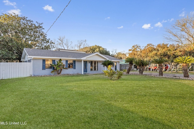 single story home with a front lawn