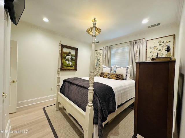bedroom with baseboards, visible vents, recessed lighting, light wood-style floors, and ornamental molding