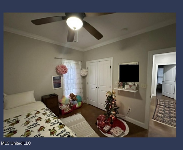 bedroom with ornamental molding, a closet, and ceiling fan