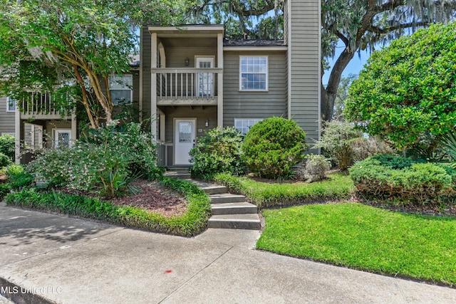 view of front of property featuring a balcony