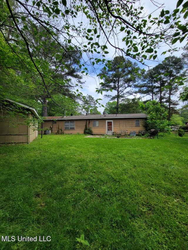 view of green lawn