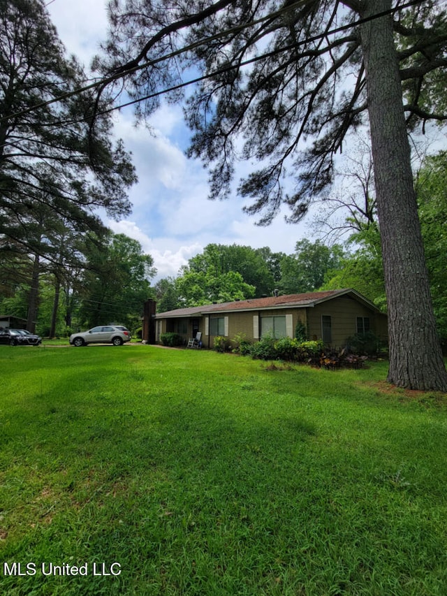 ranch-style house featuring a front lawn