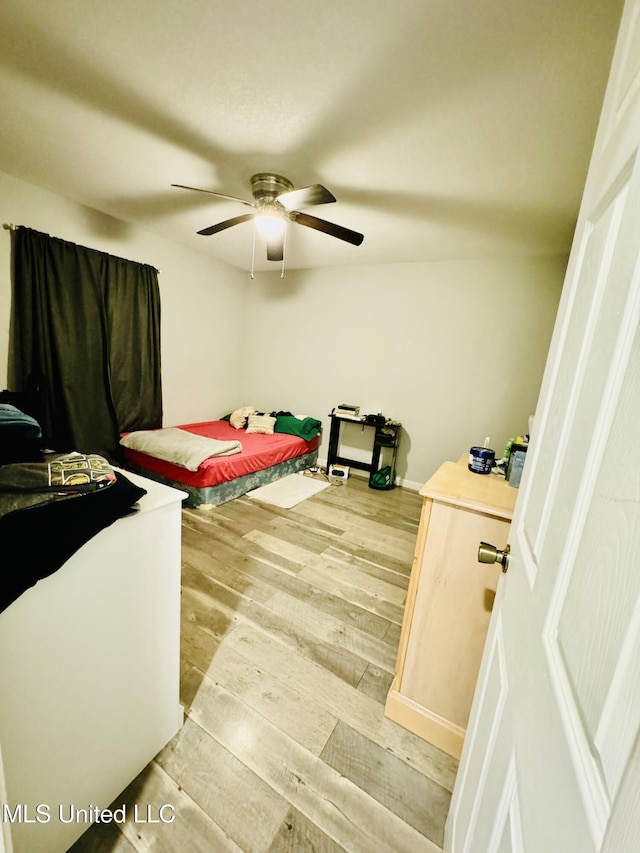 bedroom featuring light wood-style flooring and a ceiling fan