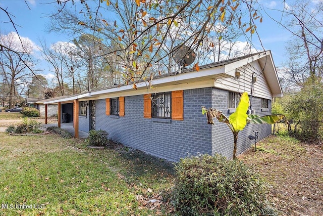 view of side of property featuring a lawn