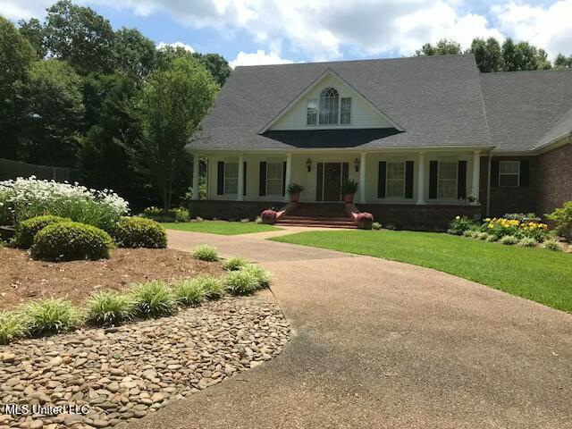 view of front of house with a front lawn