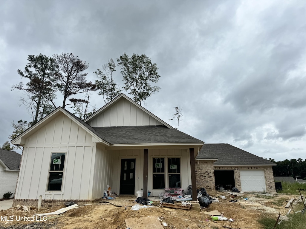 view of front of home featuring a porch and a garage