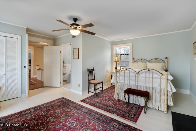 bedroom with ornamental molding, a closet, a ceiling fan, and baseboards