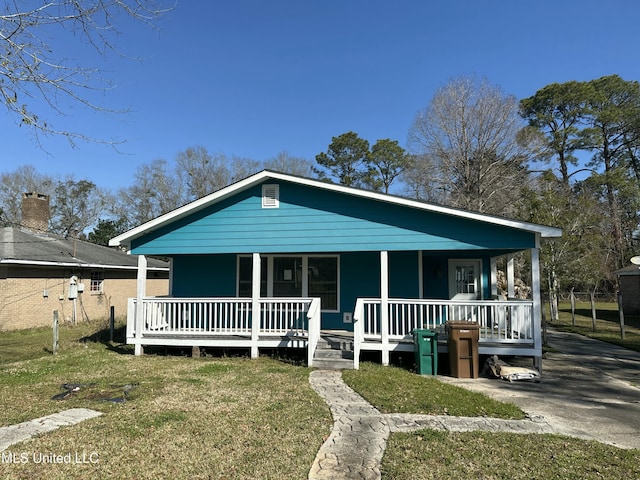 view of front of property featuring a porch and a front yard