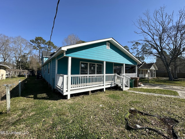 view of front facade featuring a front lawn and covered porch