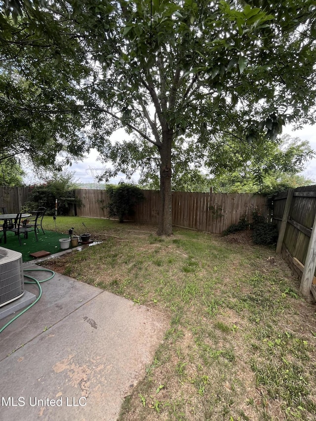 7605 Davis Pkwy, Southaven, MS 38671 - fenced backyard with a patio area
