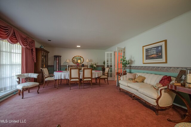 living area featuring carpet flooring and crown molding