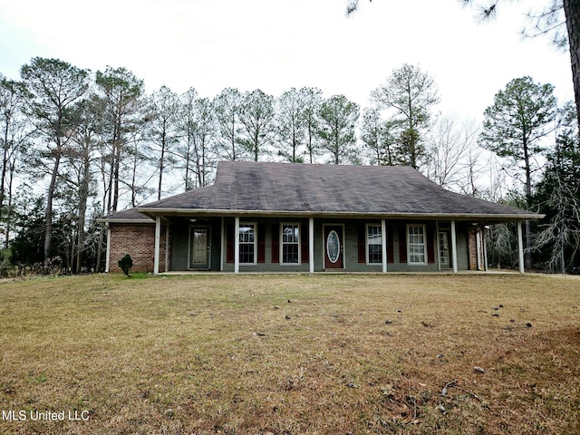 view of front of property featuring a front lawn