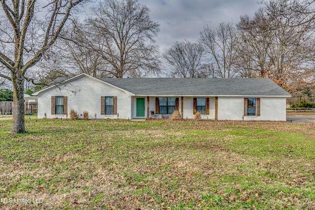 ranch-style house featuring a front yard