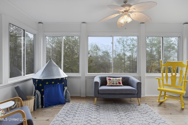 sunroom with ceiling fan