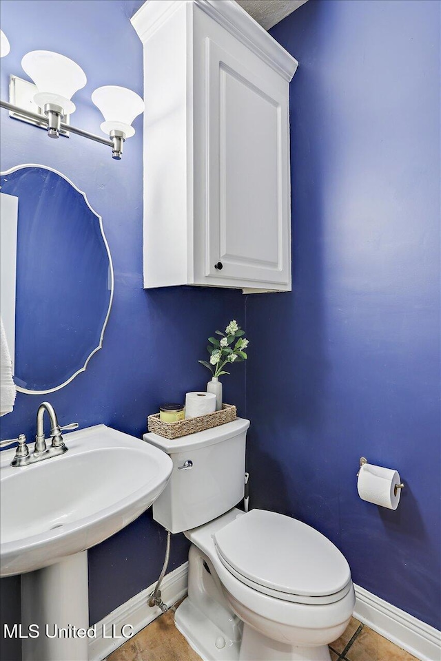 501 Brighton Cir, Brandon, MS 39047 - bathroom with baseboards, toilet, and a sink