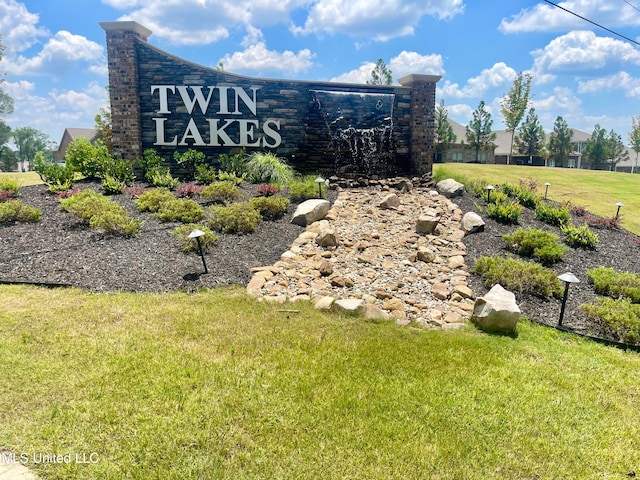 community / neighborhood sign featuring a yard