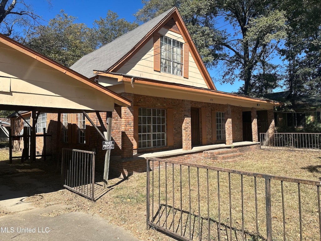 view of front facade with a front lawn