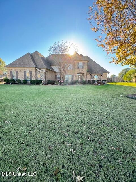 view of front of home featuring a front lawn