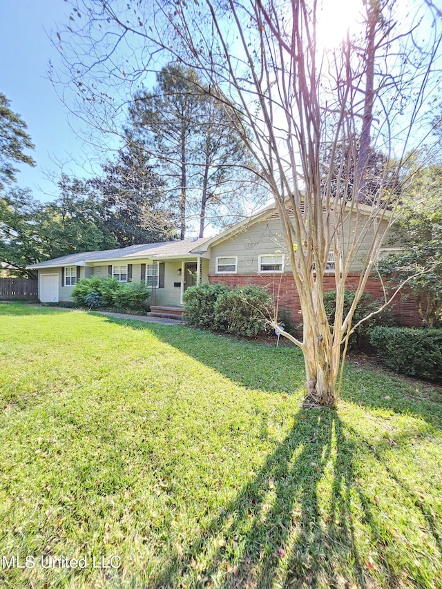 view of front of home featuring a front yard