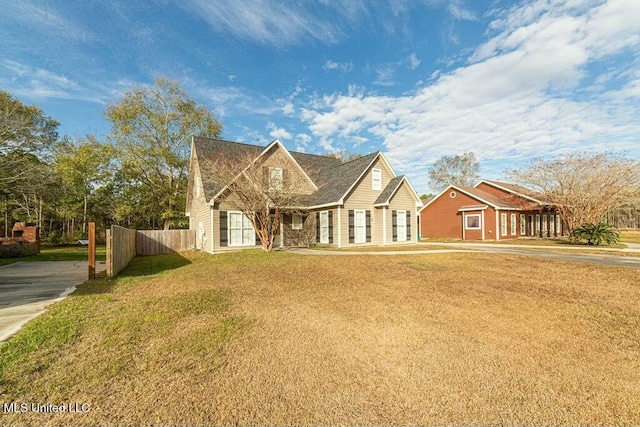 view of front facade with a front lawn