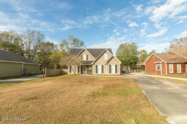 view of front of home featuring a front yard