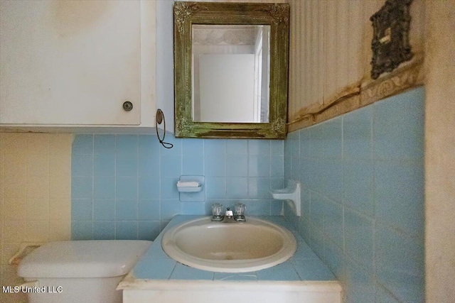 626 N Lexington St, Durant, MS 39063 - half bathroom featuring vanity, toilet, and tasteful backsplash