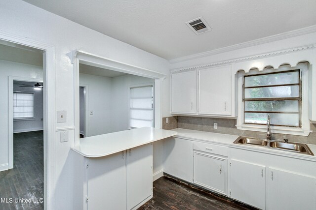 kitchen with ceiling fan, sink, dark hardwood / wood-style floors, kitchen peninsula, and white cabinets