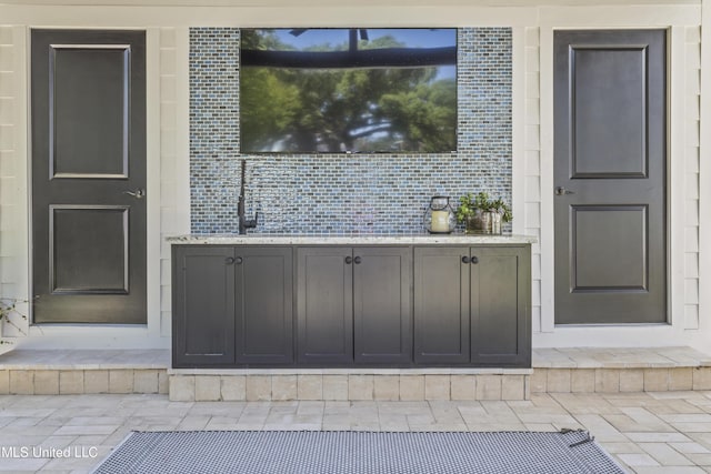 1511 18th Ave, Gulfport, MS 39501 - bar featuring tasteful backsplash