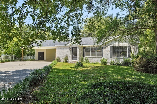 single story home with a front yard