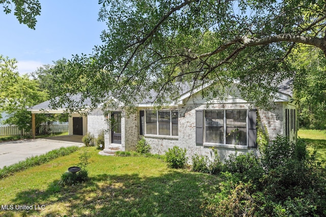 view of front of house with a front yard