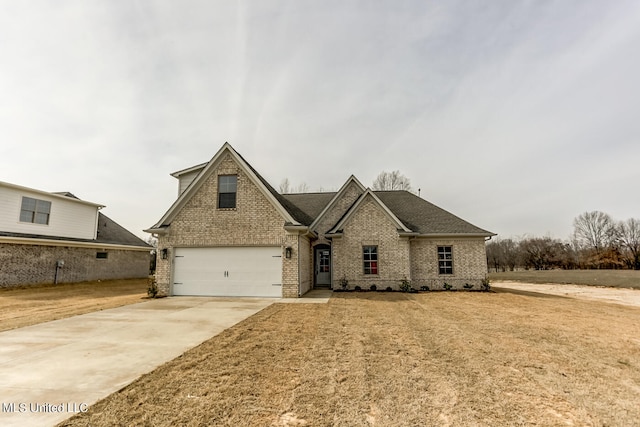 view of front facade with a garage and a front yard