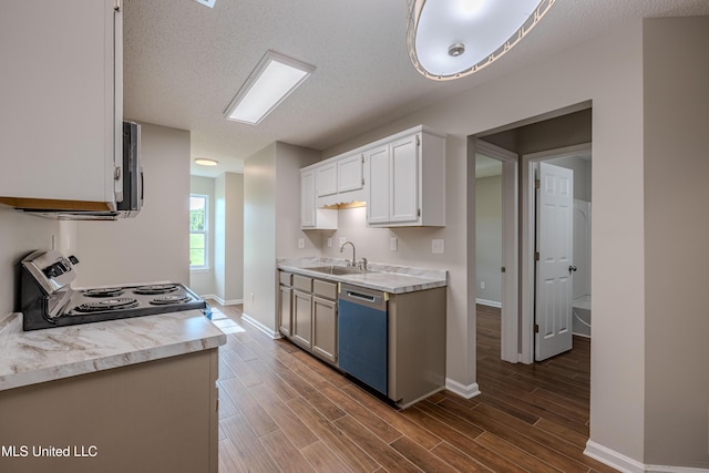 7241 Illinois Central Ave, Horn Lake, MS 38637 - kitchen with stainless steel appliances, light countertops, baseboards, a sink, and a textured ceiling