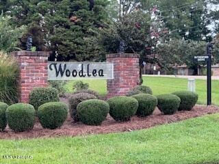 community sign with a lawn